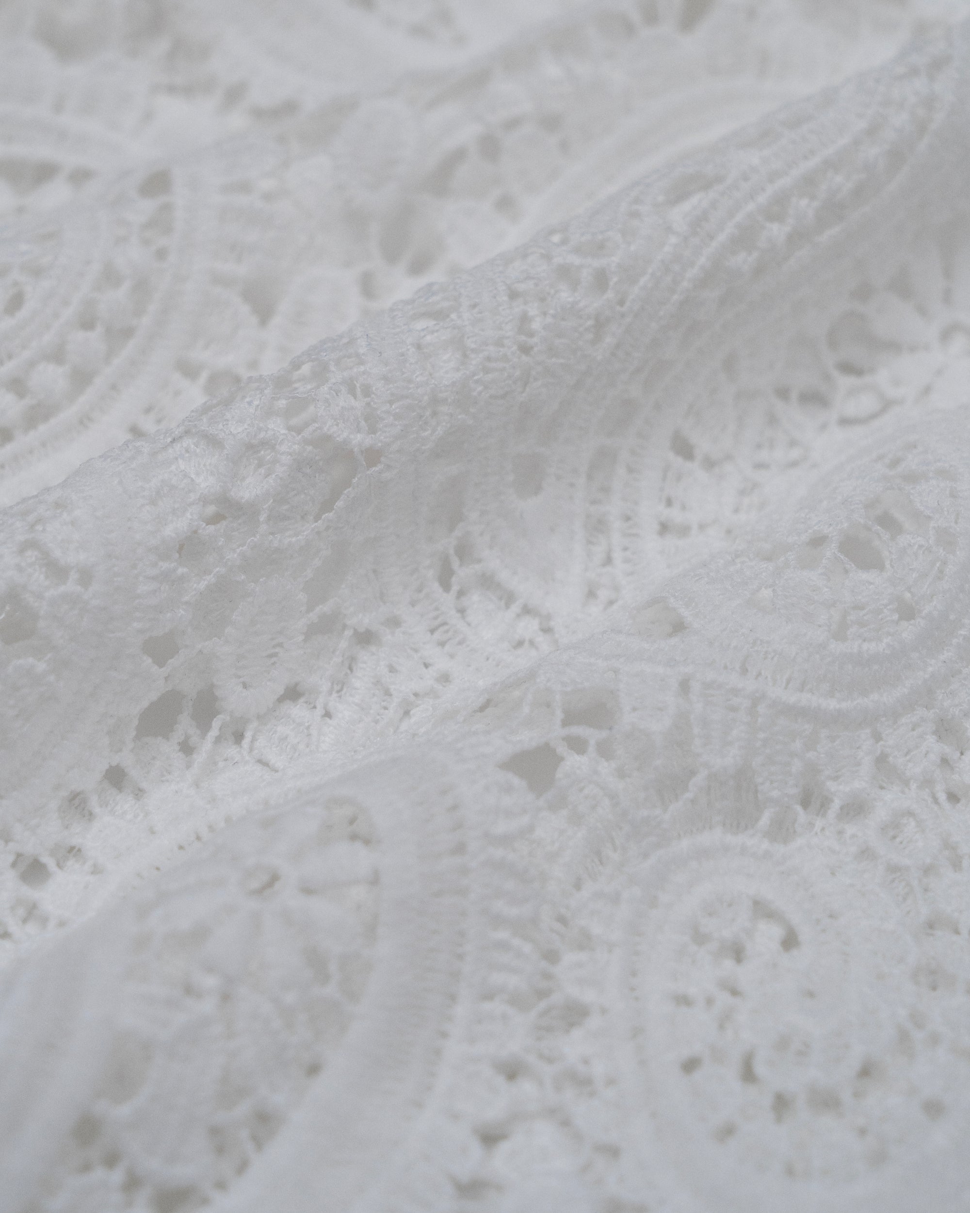 WHITE PAISLEY BUTTON-UP